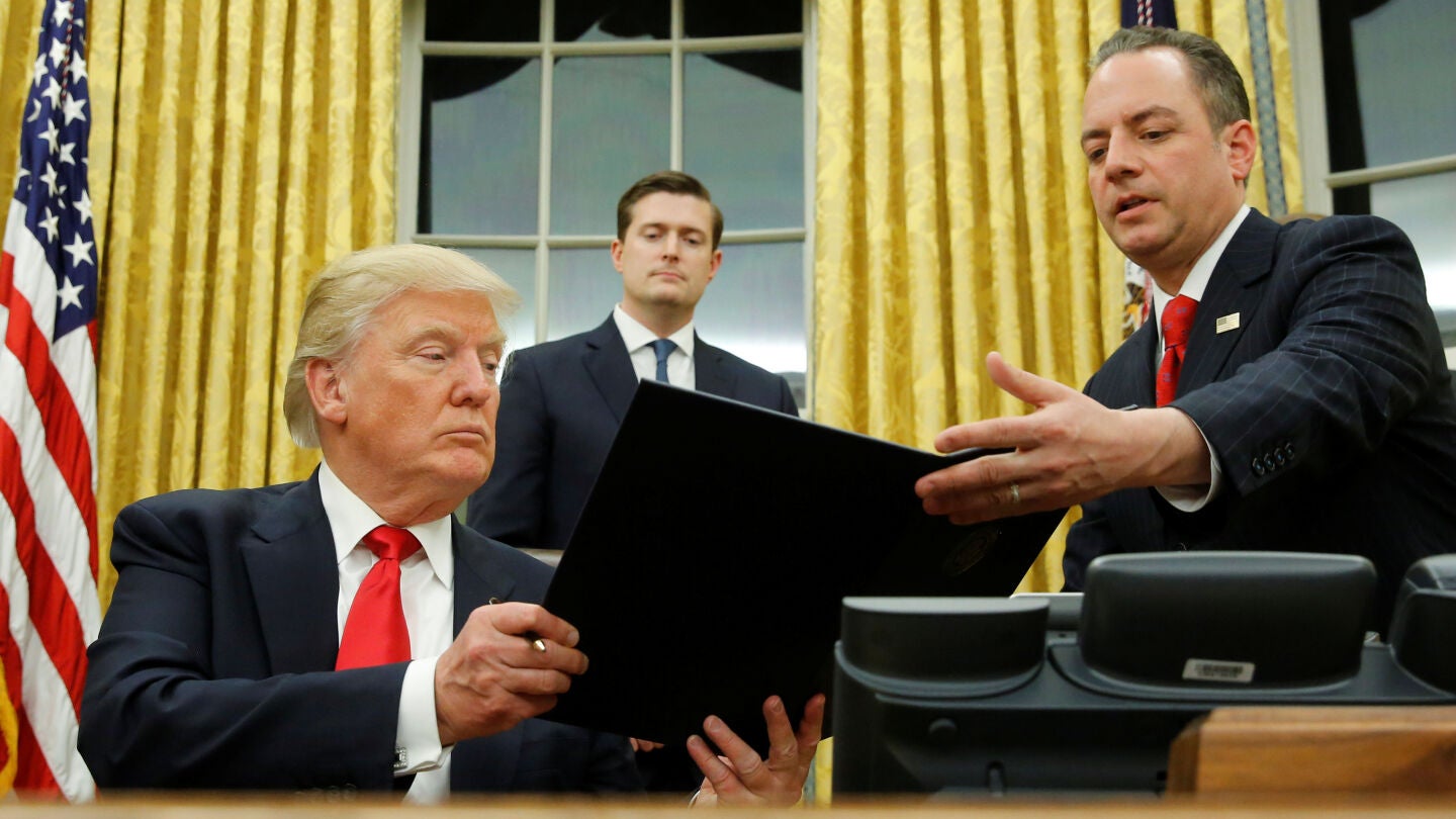 Trump firmando en la Casa Blanca