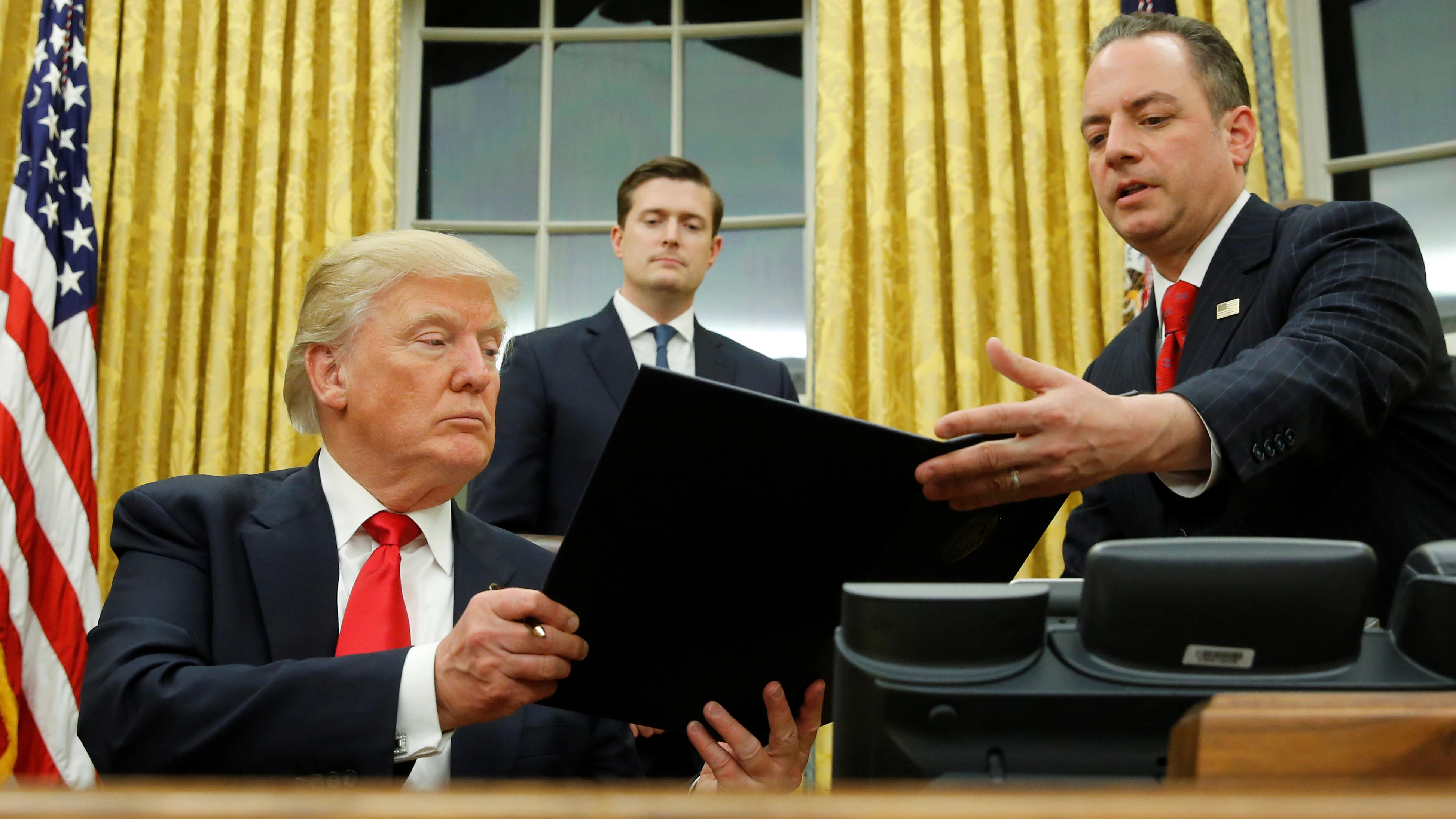 Trump firmando en la Casa Blanca