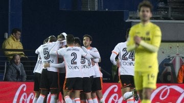 Los jugadores del Valencia celebran uno de sus goles contra el Villarreal