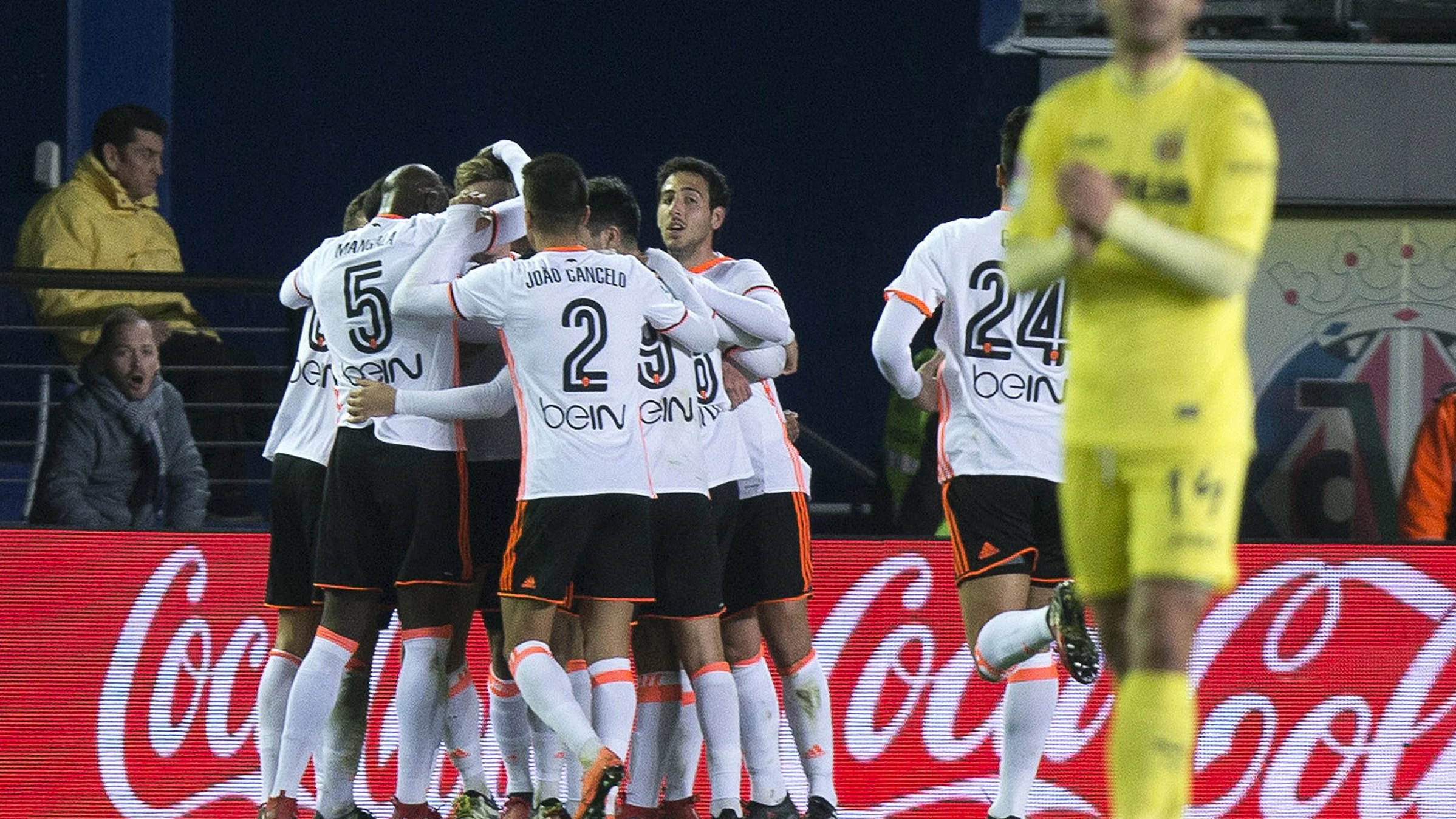 Los jugadores del Valencia celebran uno de sus goles contra el Villarreal