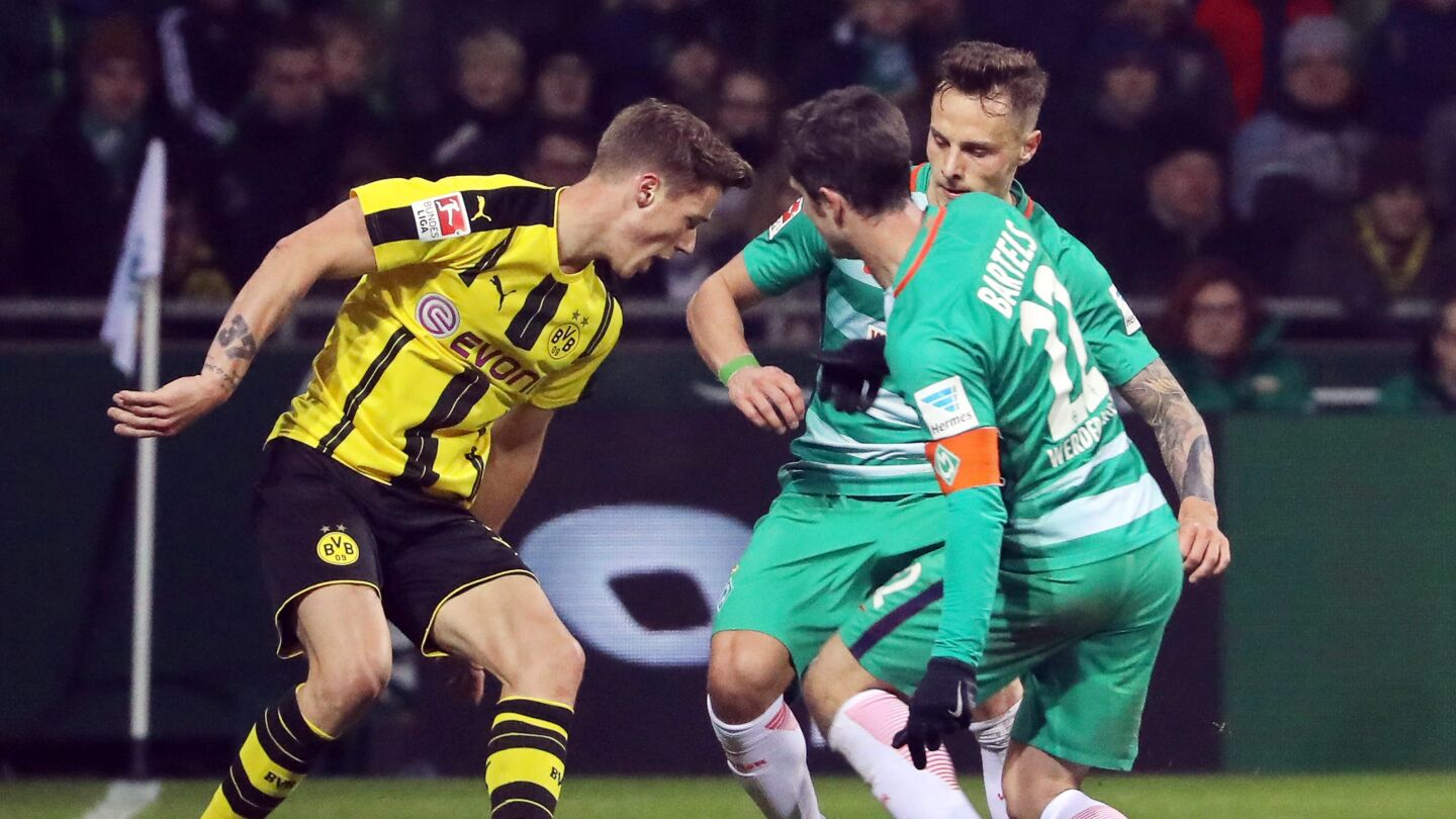 Erik Durm frente a Bauer y Bartels