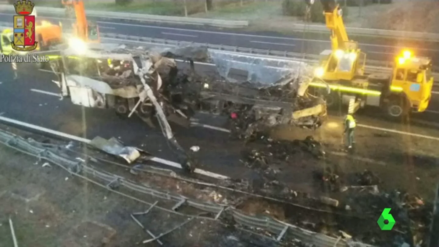 Frame 20.76131 de: Al menos 16 muertos y 39 heridos en el accidente de autobús con jóvenes estudiantes en Italia Frame 20.76131 de: Al menos 16 muertos y 39 heridos en el accidente de autobús con jóvenes estudiantes en Italia