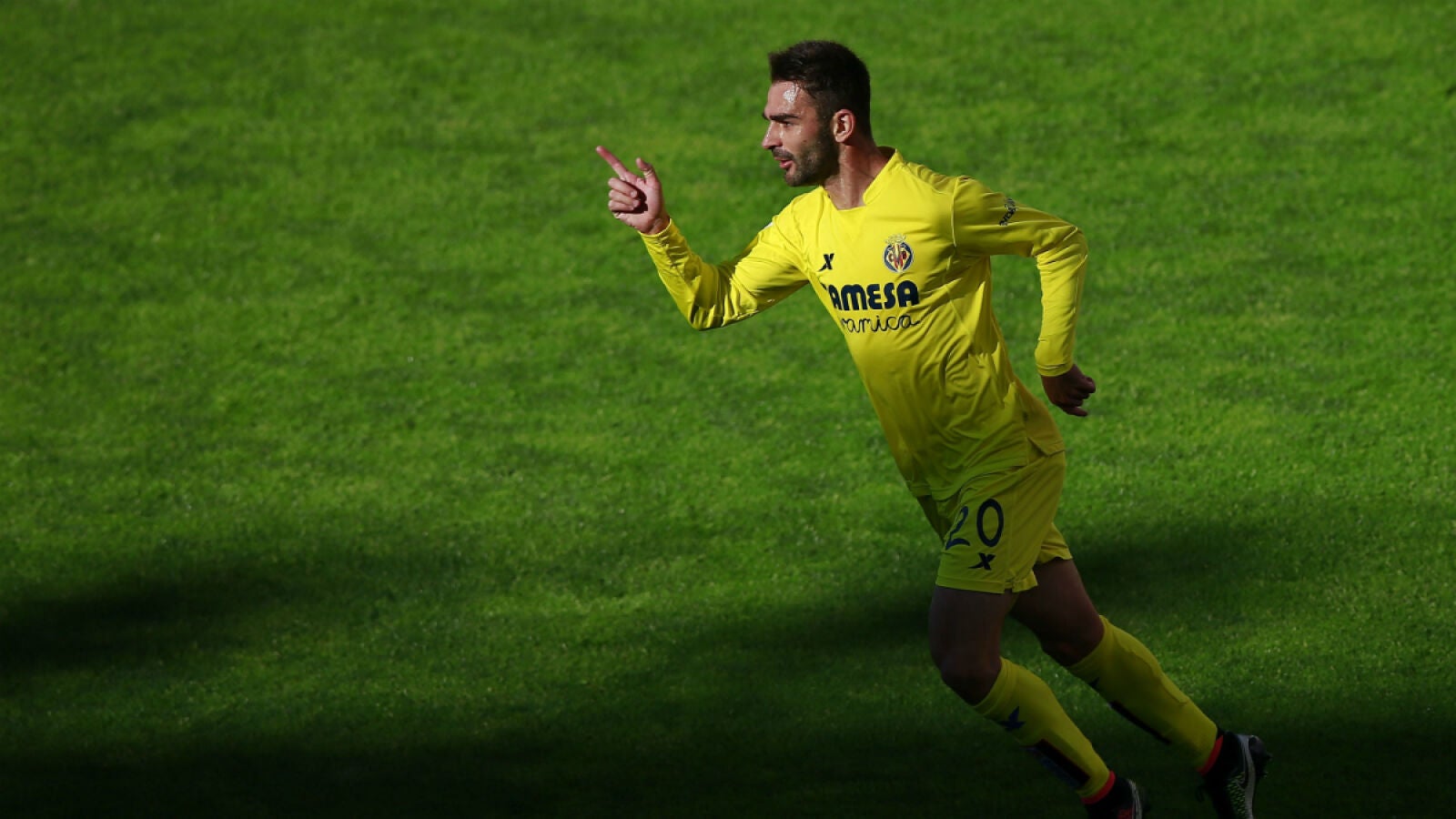 Adri&aacute;n L&oacute;pez celebra un gol con el Villarreal