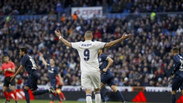 Benzema, ante el Málaga