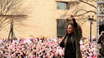 Alicia Keys moviliza a la multitud en la Marcha de las Mujeres contra Trump al grito de "We are on fire"