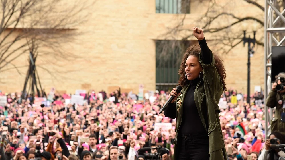 Alicia Keys moviliza a la multitud en la Marcha de las Mujeres contra Trump al grito de "We are on fire"