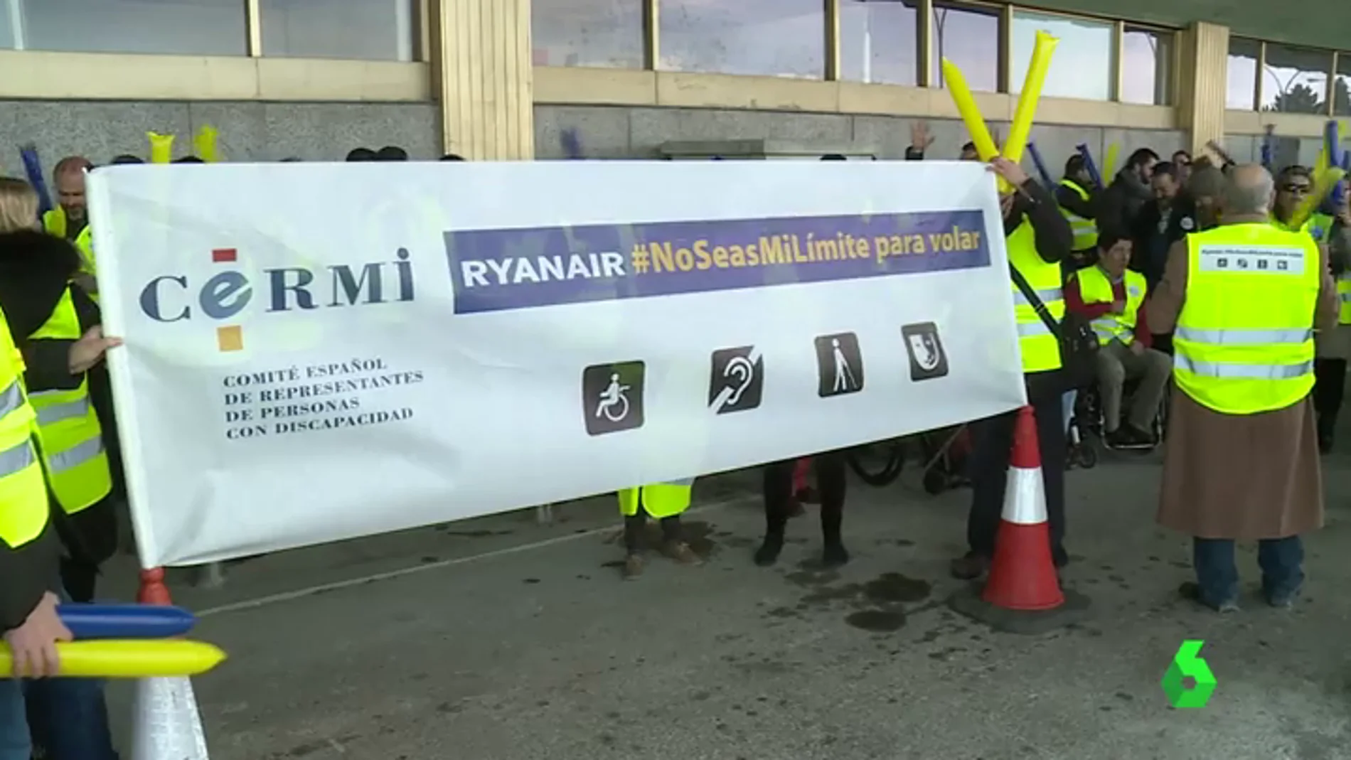 Frame 10.331878 de: Protesta multitudinaria en Barajas por el supuesto trato discriminatorio que mantiene Ryanair con los discapacitados