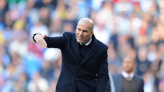 Zinedine Zidane, dando instrucciones en la banda contra el Málaga Zinedine Zidane, dando instrucciones en la banda contra el Málaga