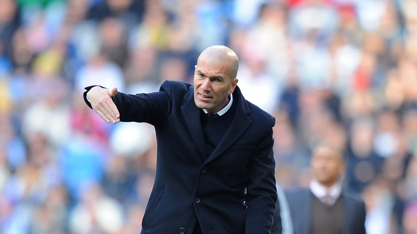 Zinedine Zidane, dando instrucciones en la banda contra el Málaga Zinedine Zidane, dando instrucciones en la banda contra el Málaga