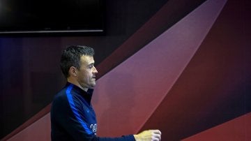 Luis Enrique, saliendo de la sala de prensa