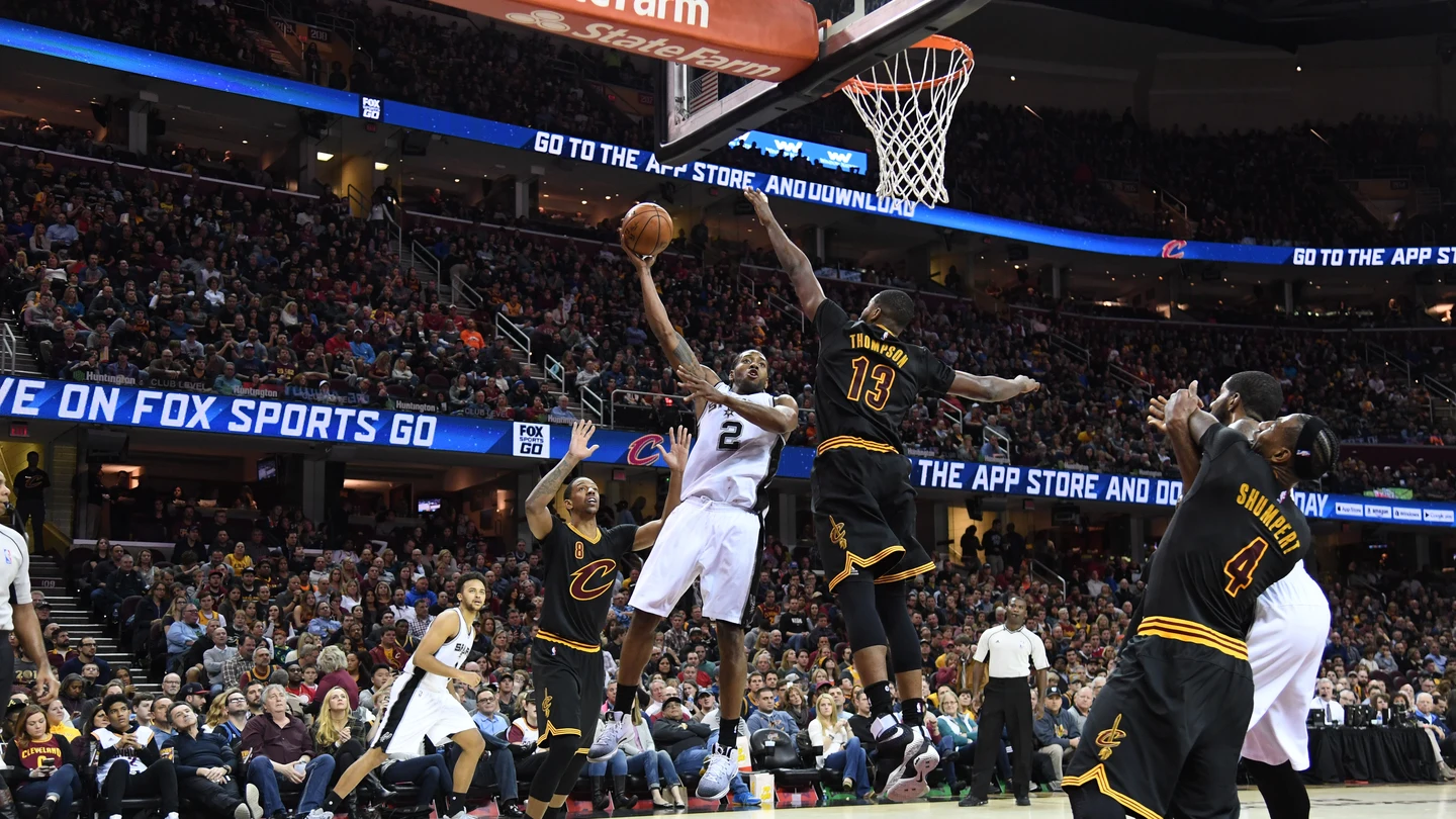 Kawhi Leonard lanza un gancho ante la defensa de Tristan Thompson Kawhi Leonard lanza un gancho ante la defensa de Tristan Thompson