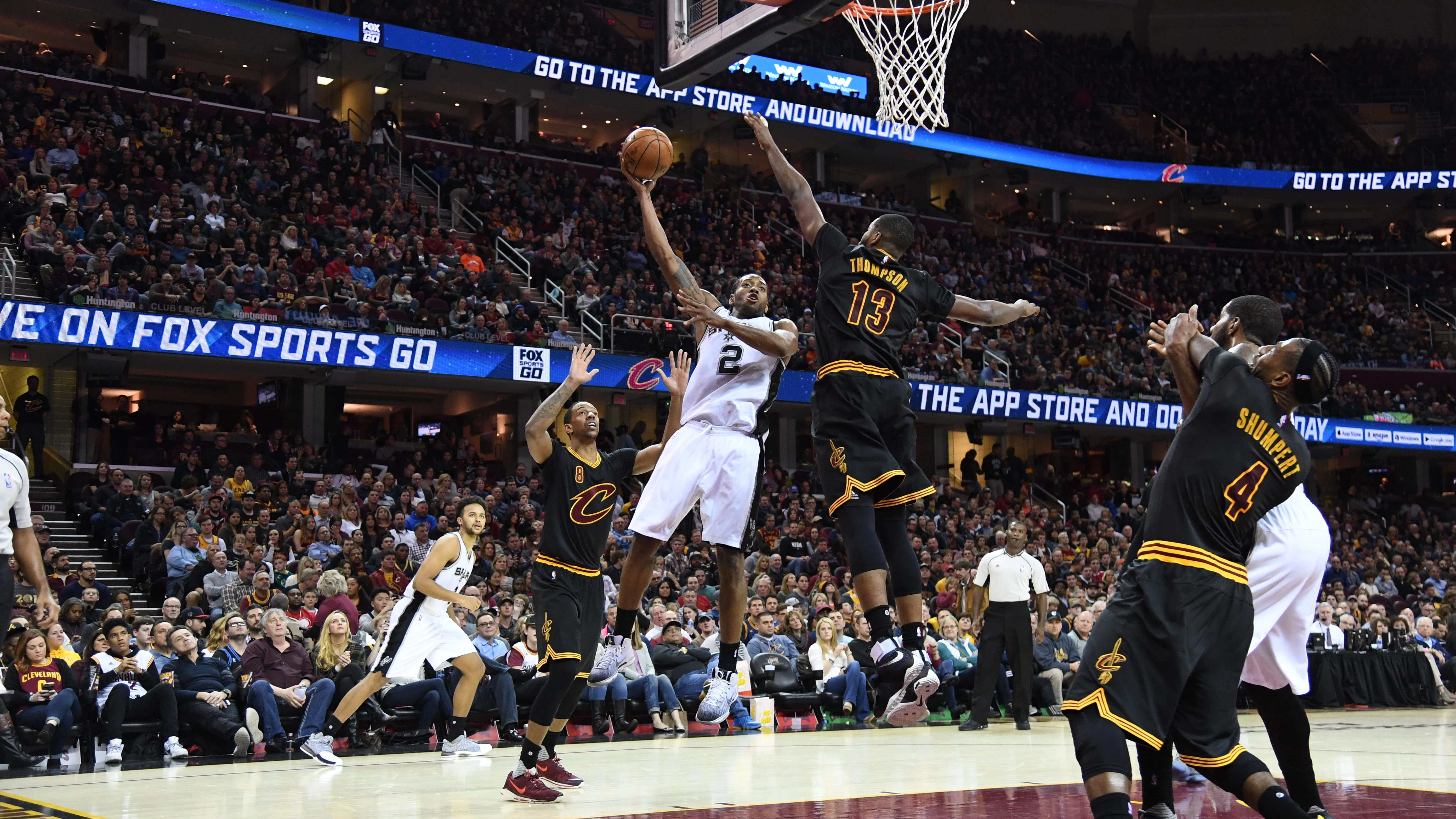 Kawhi Leonard lanza un gancho ante la defensa de Tristan Thompson