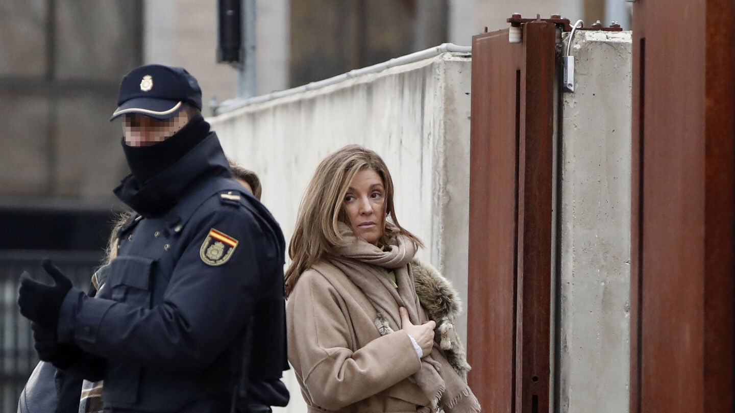 Rosalia Iglesias, esposa de Luis B&aacute;rcenas, a su llegada a la Audiencia