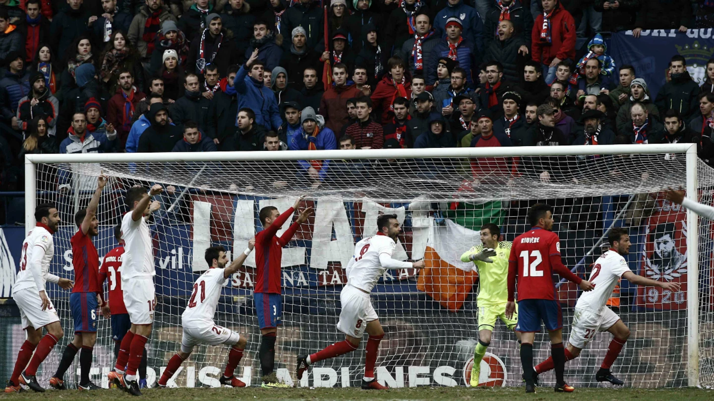 Osasuna protesta el gol del Mudo Vázquez Osasuna protesta el gol del Mudo Vázquez