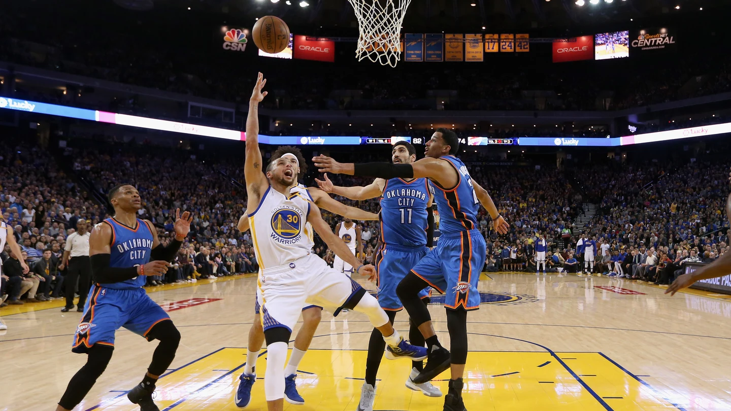 Stephen Curry entrando a canasta Stephen Curry entrando a canasta