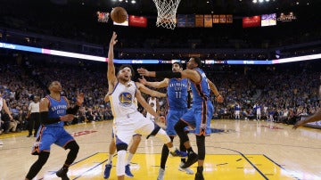 Stephen Curry entrando a canasta