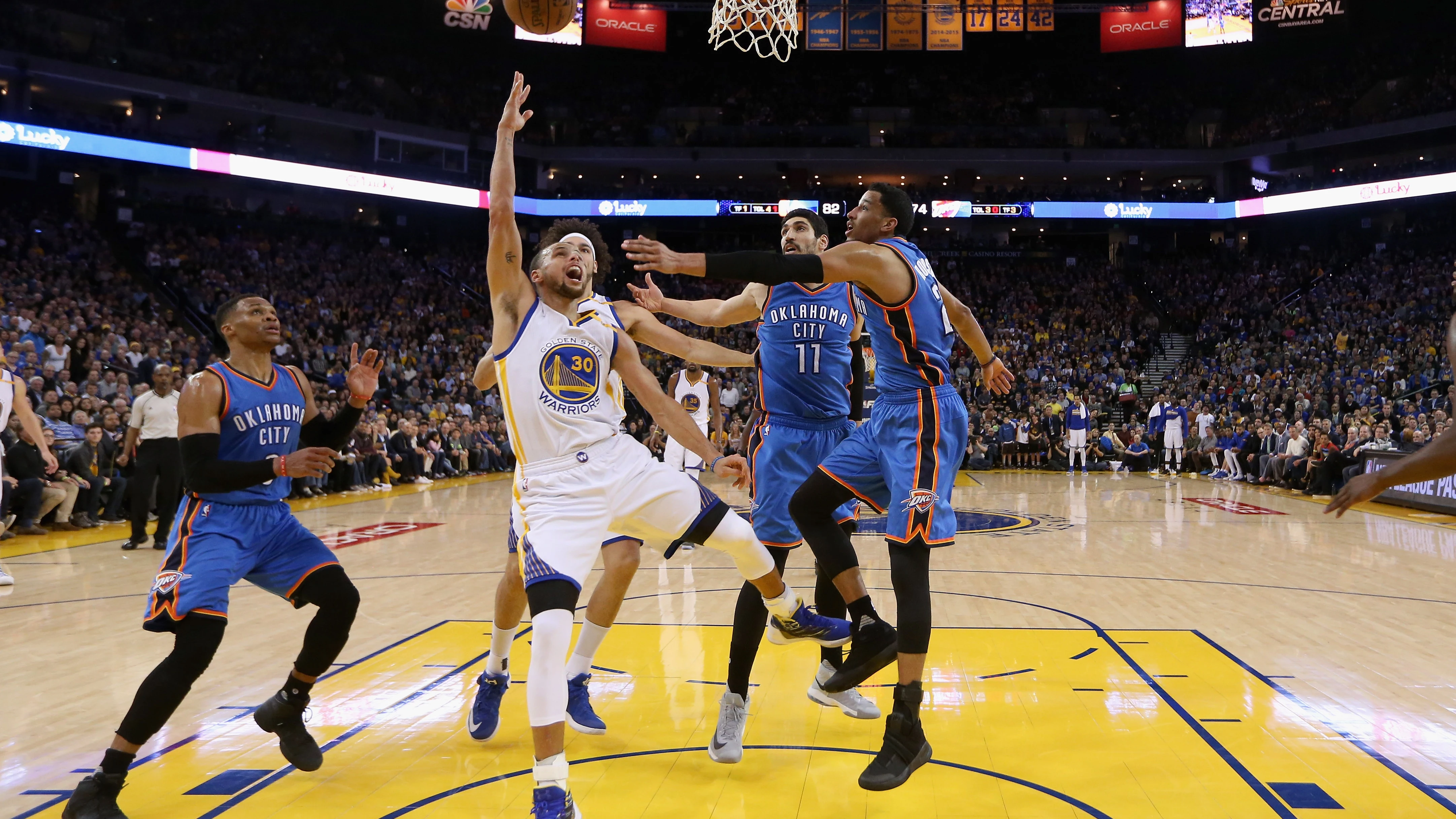 Stephen Curry entrando a canasta Stephen Curry entrando a canasta