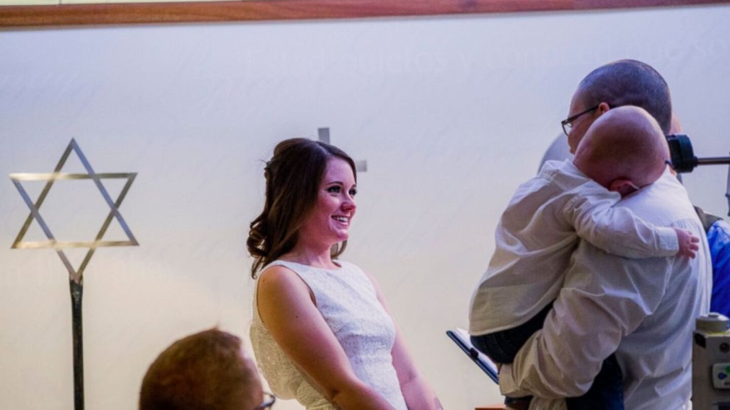 Momento en el que se casan en el hospital donde est&aacute; ingresado su hijo