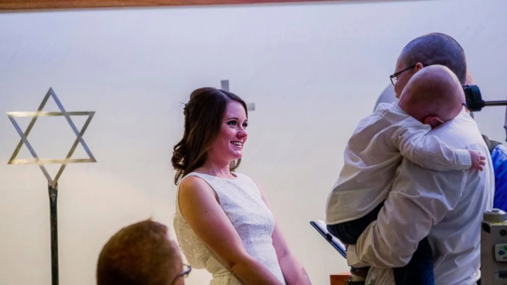 Momento en el que se casan en el hospital donde est&aacute; ingresado su hijo