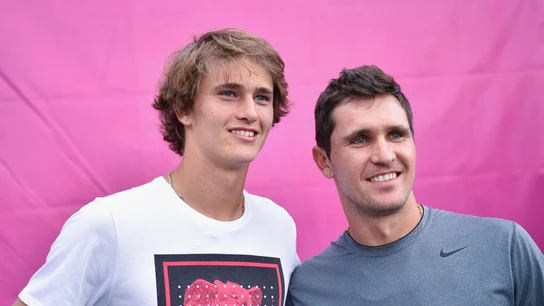Alexander y Mischa Zverev posan para una foto Alexander y Mischa Zverev posan para una foto