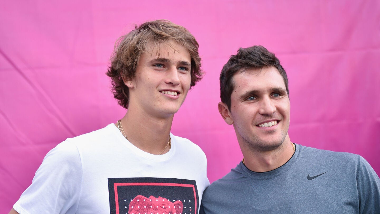 Alexander y Mischa Zverev posan para una foto