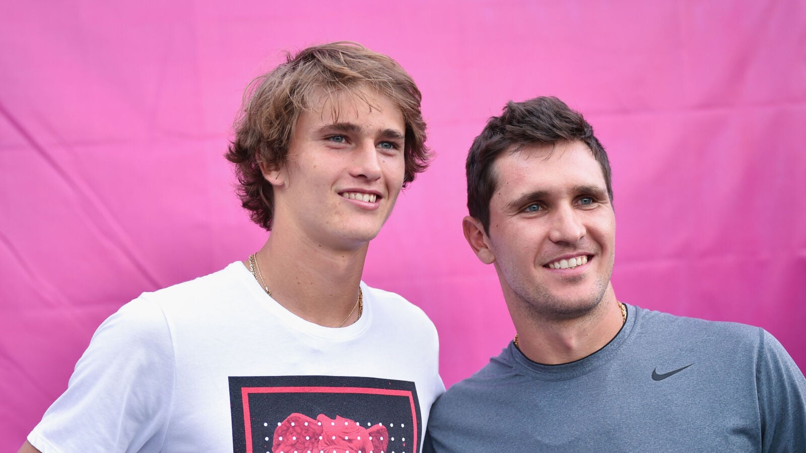 Alexander y Mischa Zverev posan para una foto