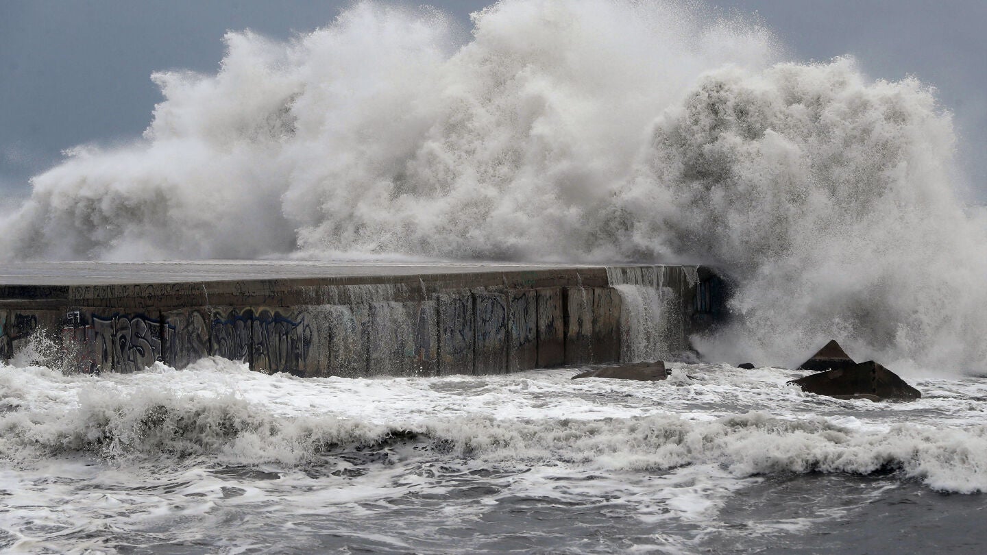 Oleaje en la playa de la Barceloneta. El temporal mar&iacute;timo que afecta al litoral catal&aacute;n ha dejado en las &uacute;ltimas horas olas de hasta 8 metros de altura en Barcelona y ha causado algunos da&ntilde;os en algunas playas