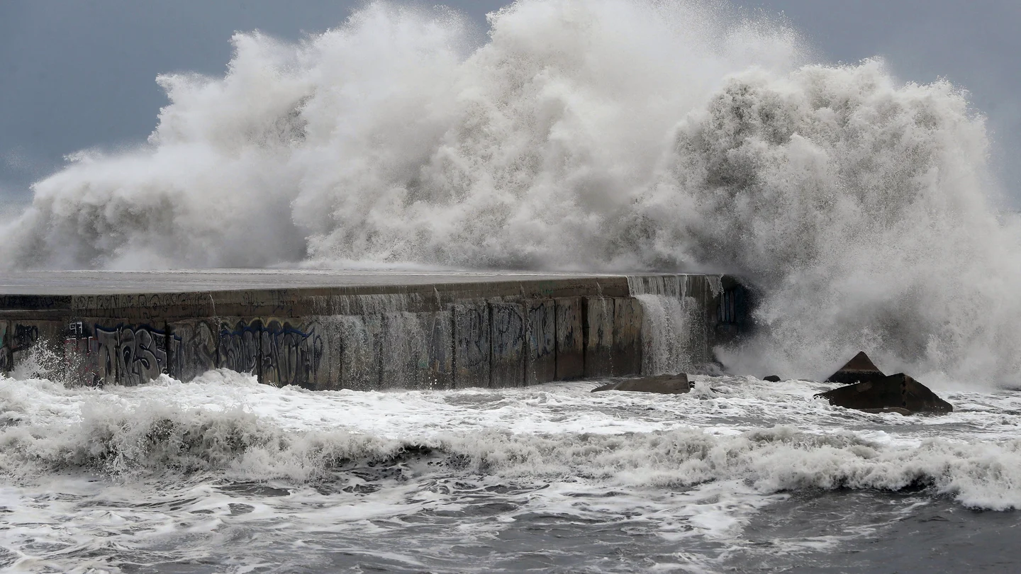 Imagen de archivo de fuerte oleaje. Oleaje en la playa de la Barceloneta. El temporal marítimo que afecta al litoral catalán ha dejado en las últimas horas olas de hasta 8 metros de altura en Barcelona y ha causado algunos daños en algunas playas