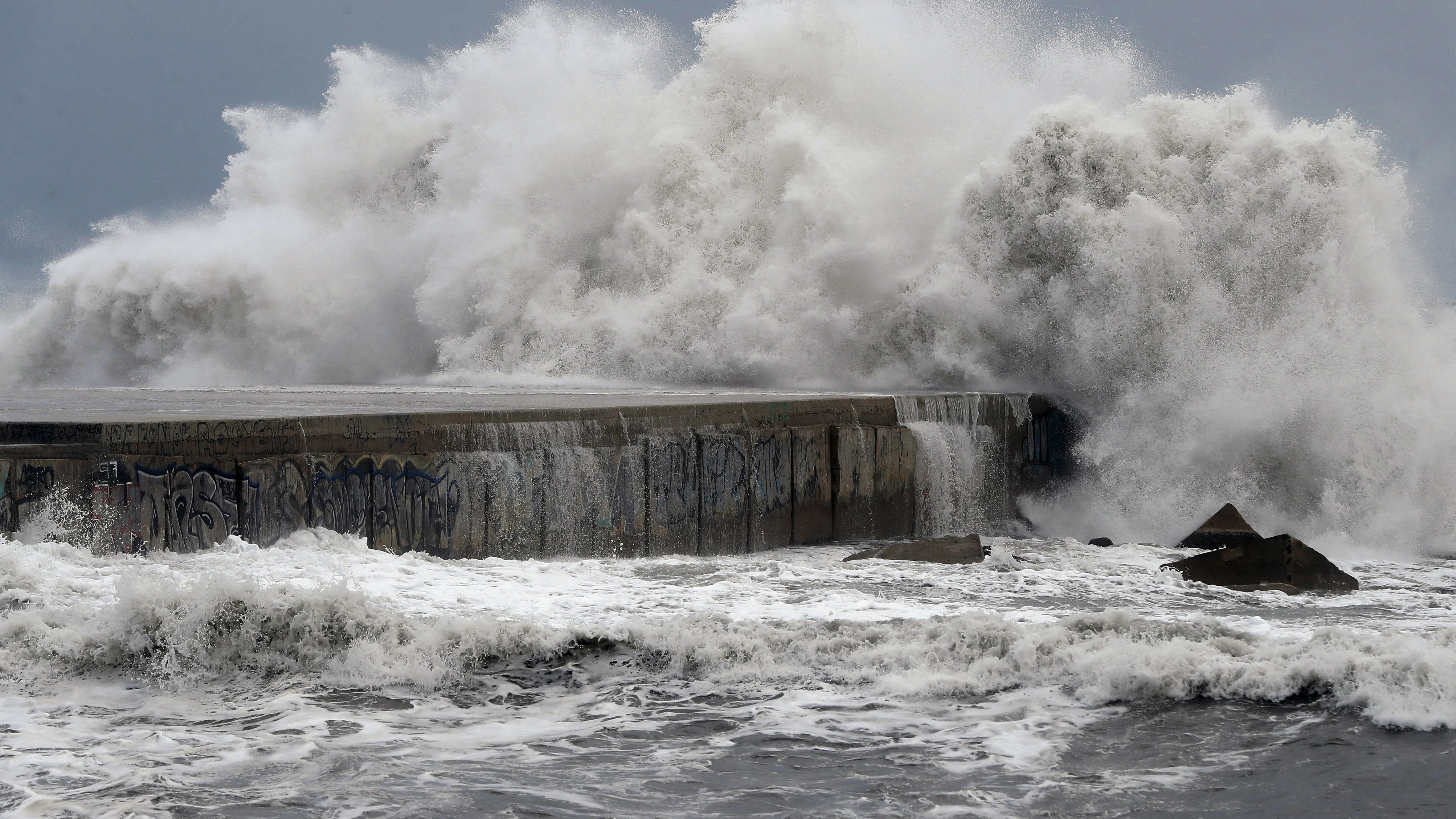 Oleaje en la playa de la Barceloneta. El temporal marítimo que afecta al litoral catalán ha dejado en las últimas horas olas de hasta 8 metros de altura en Barcelona y ha causado algunos daños en algunas playas