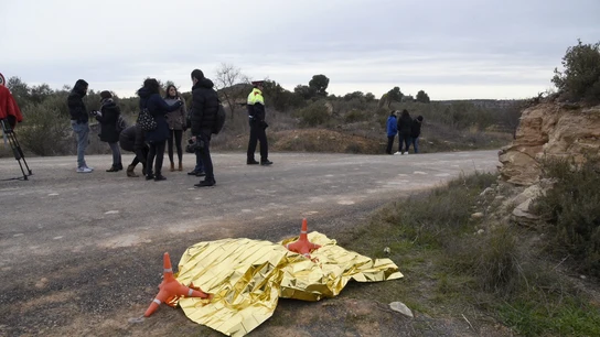 La ropa del detenido tapada al borde de una carretera, en las inmediaciones del lugar La ropa del detenido tapada al borde de una carretera, en las inmediaciones del lugar