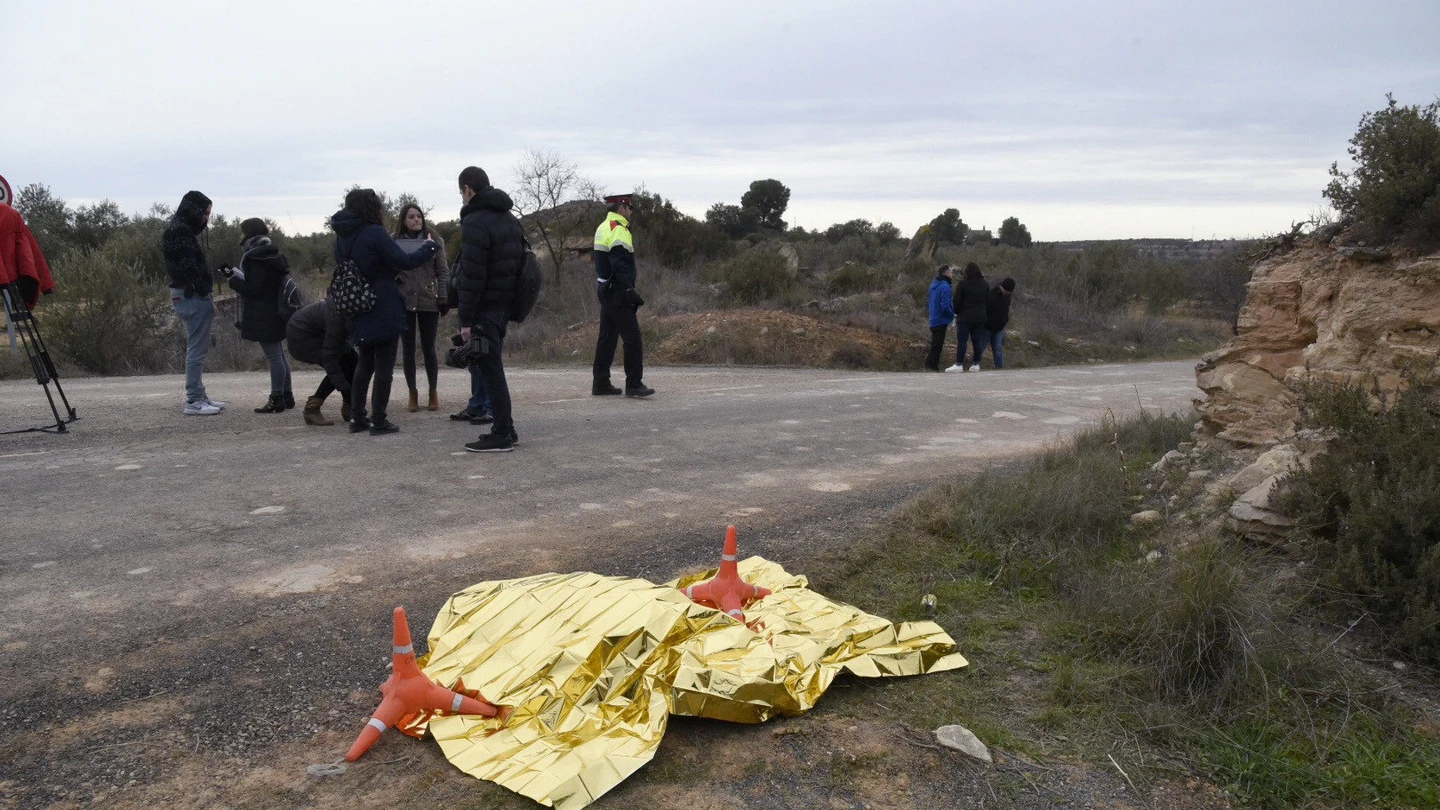 La ropa del detenido tapada al borde de una carretera, en las inmediaciones del lugar La ropa del detenido tapada al borde de una carretera, en las inmediaciones del lugar