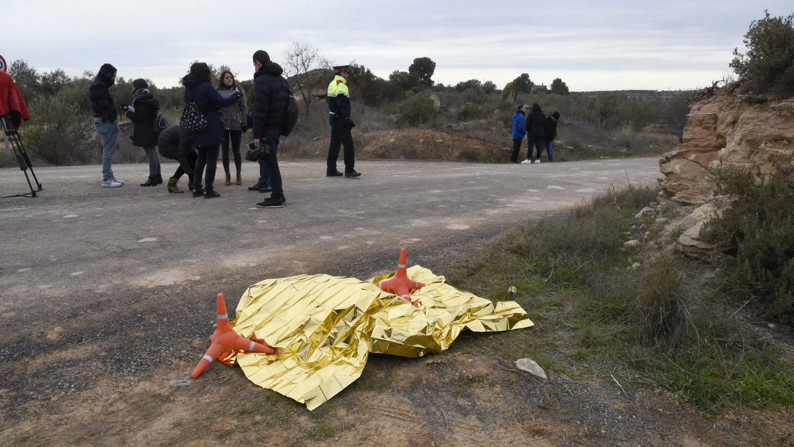 La ropa del detenido tapada al borde de una carretera, en las inmediaciones del lugar