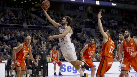 Sergio Llull se aproxima a canasta