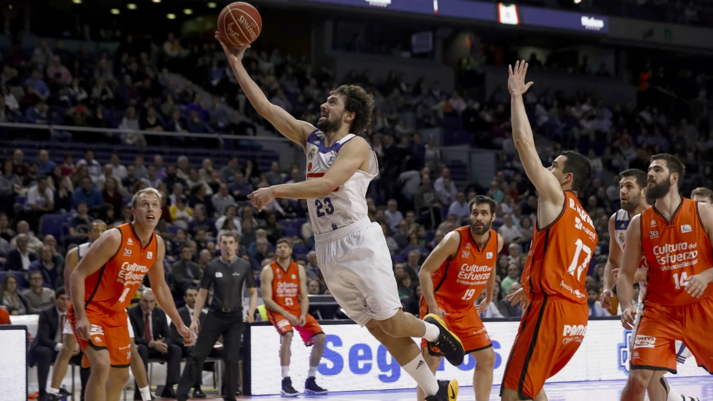 Sergio Llull se aproxima a canasta Sergio Llull se aproxima a canasta