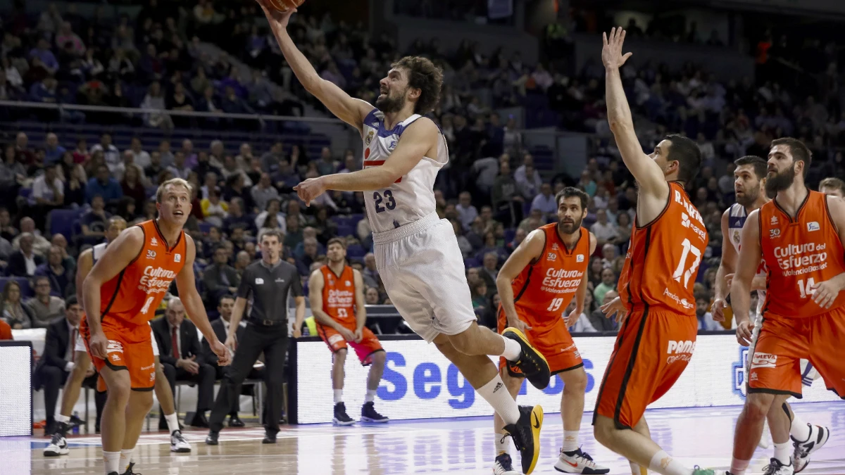 Sergio Llull se aproxima a canasta