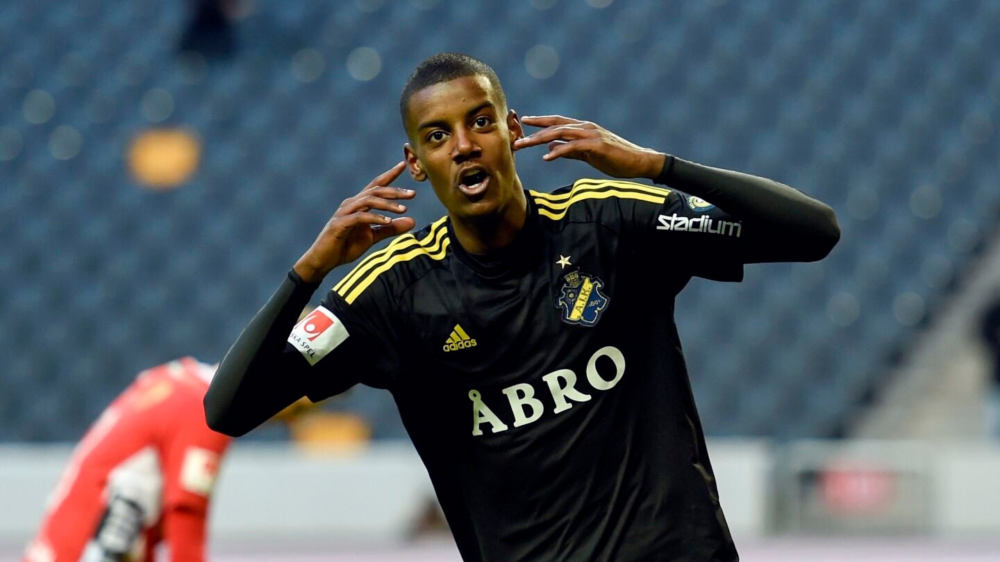 Alexander Isak, durante un partido con el AIK