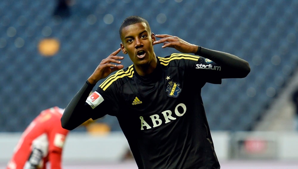Alexander Isak, durante un partido con el AIK