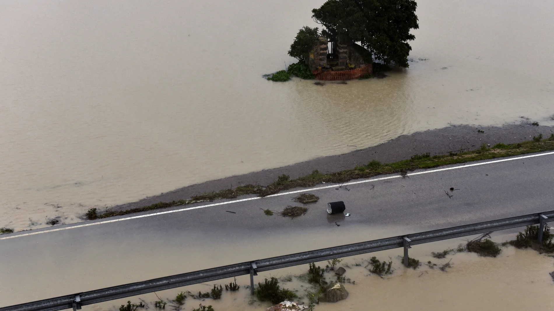 Campos y una carretera inundados en el municipio de Montuiri (Mallorca) que ha quedado incomunicado debido a las fuertes lluvias en la isla