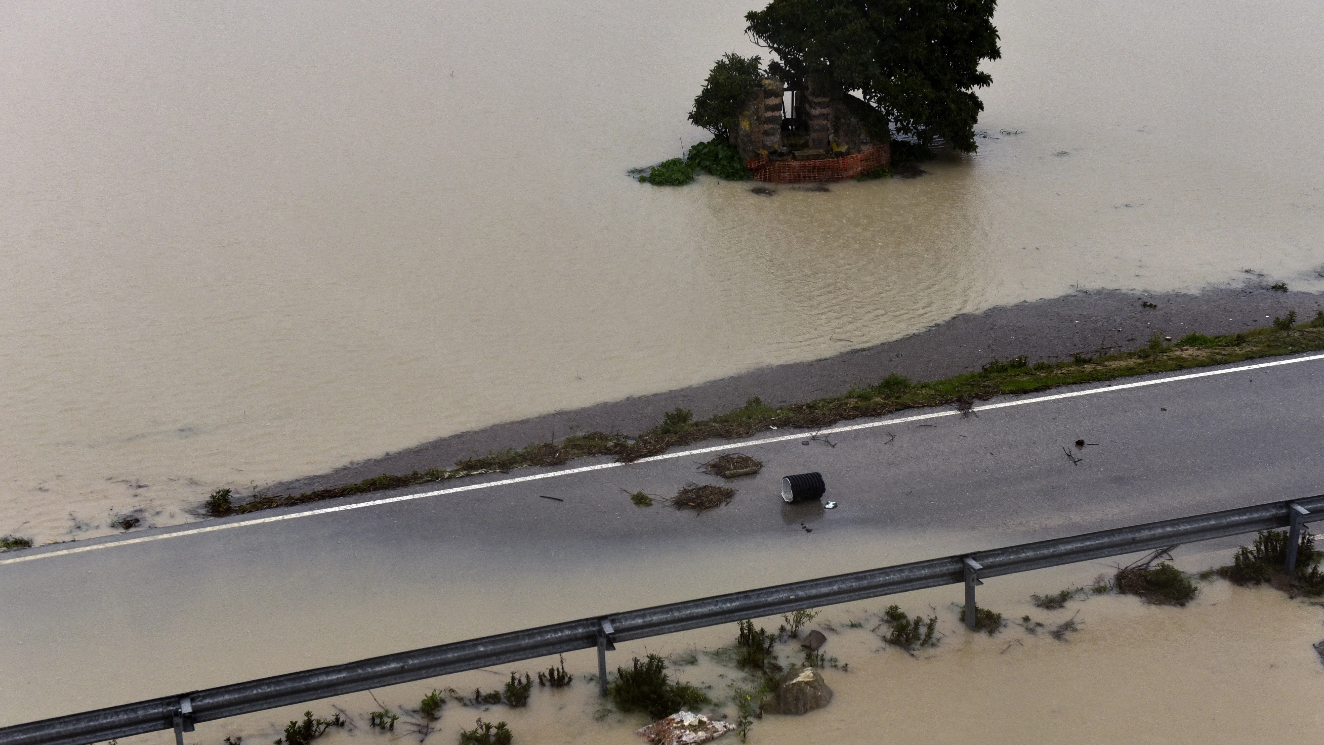 Campos y una carretera inundados en el municipio de Montuiri (Mallorca) que ha quedado incomunicado debido a las fuertes lluvias en la isla