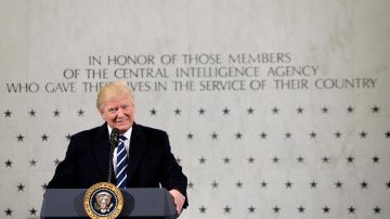 El nuevo presidente de Estados Unidos, Donald Trump, quiso hacer las paces hoy con los servicios de inteligencia con su visita a la CIA 