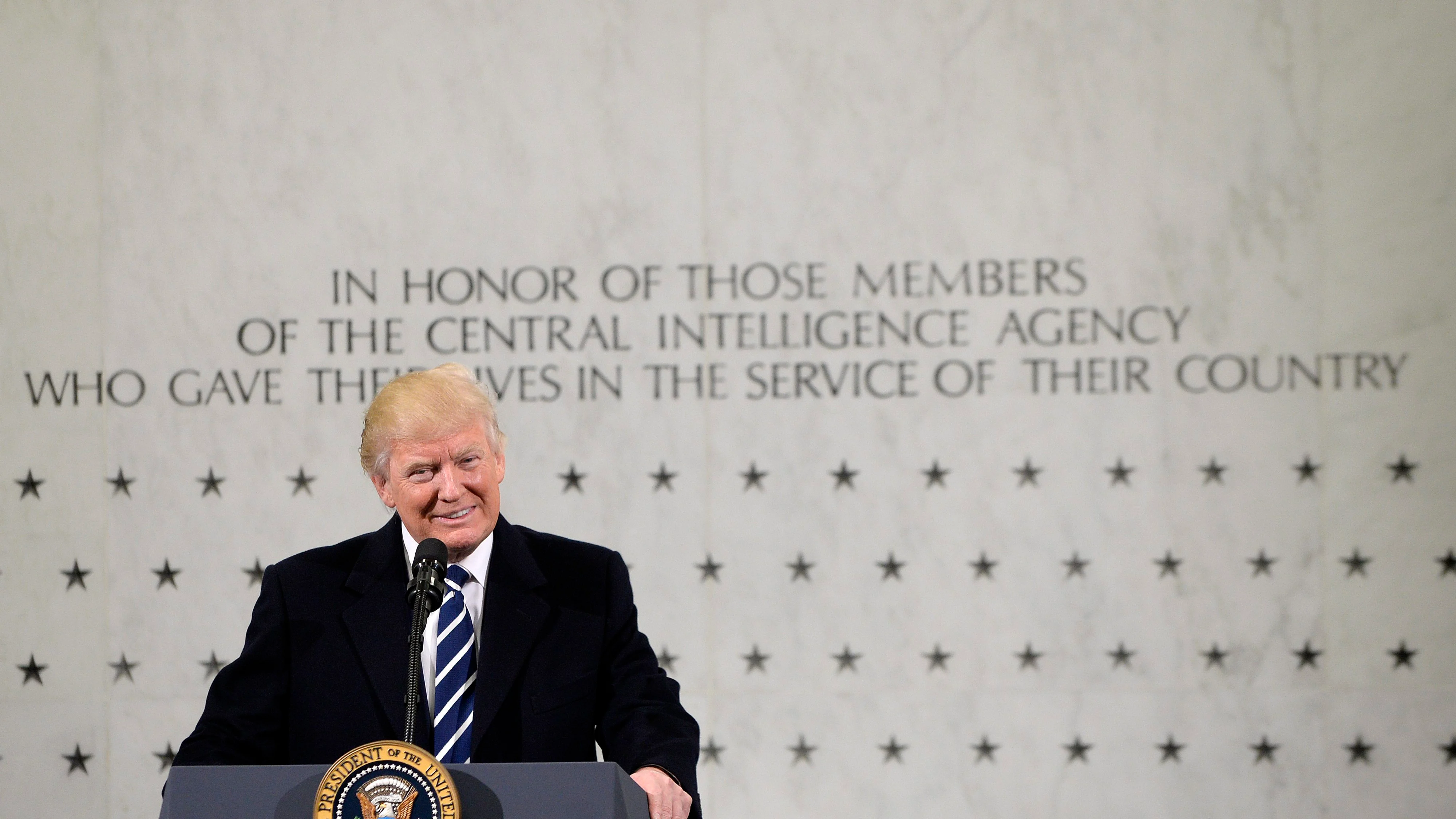 El nuevo presidente de Estados Unidos, Donald Trump, quiso hacer las paces hoy con los servicios de inteligencia con su visita a la CIA 