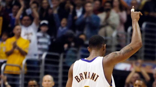 Kobe Bryant lleva su dedo al cielo tras meter 81 puntos a los Raptors Kobe Bryant lleva su dedo al cielo tras meter 81 puntos a los Raptors