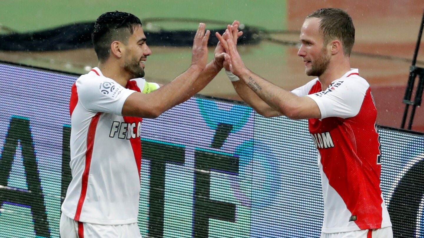 Germain celebrando su gol con Falcao