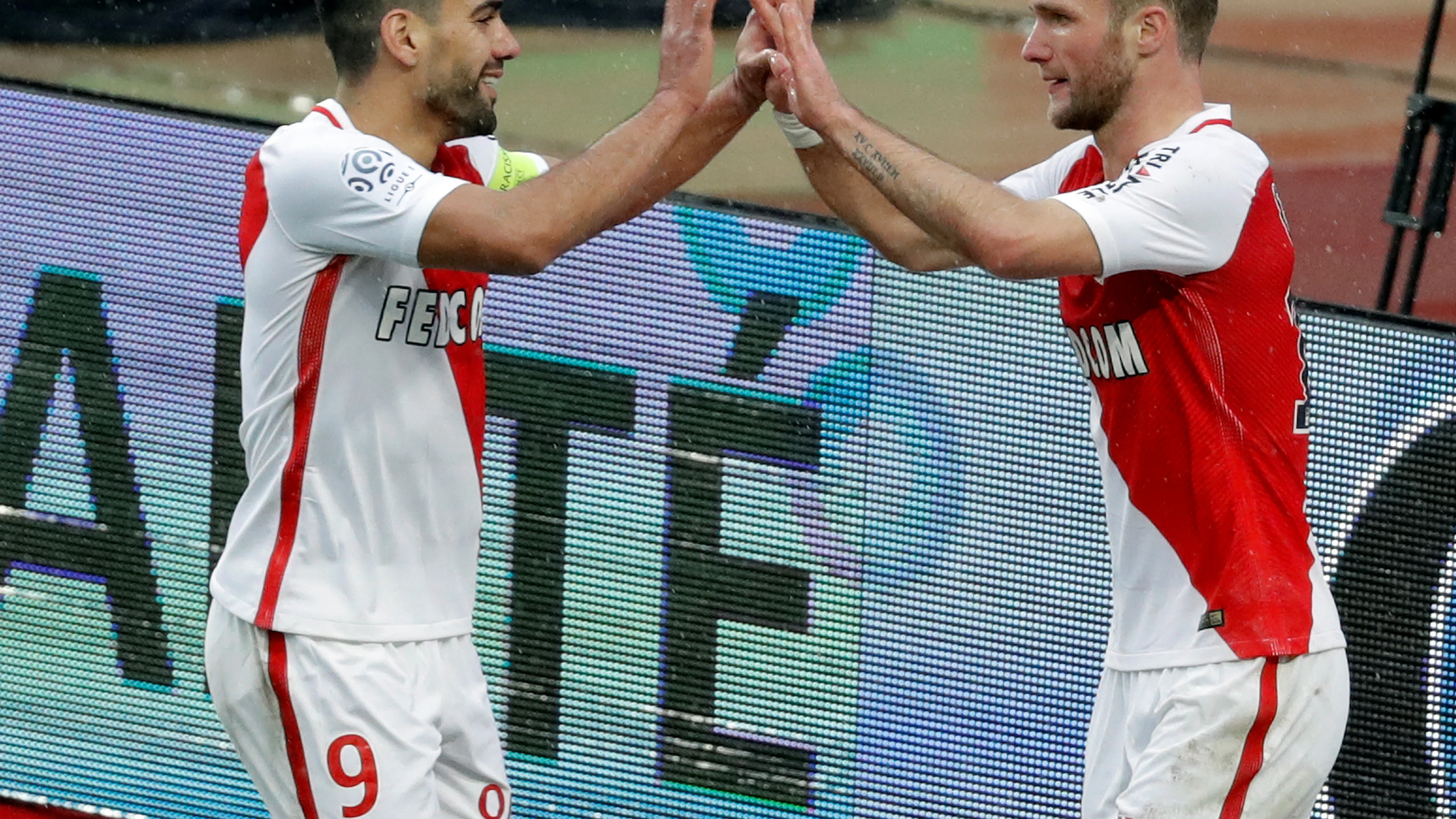 Germain celebrando su gol con Falcao