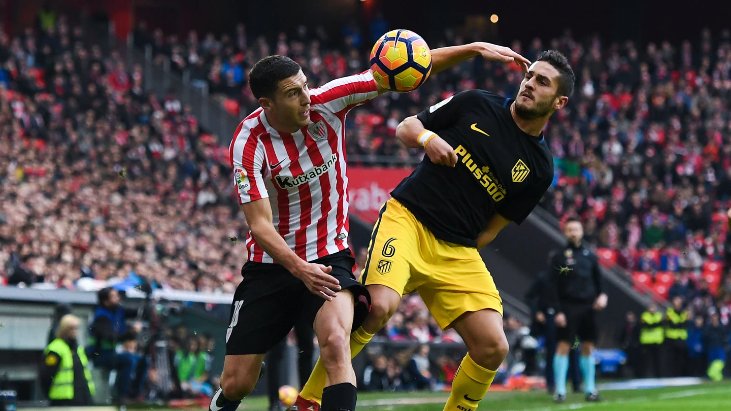 De Marcos y Koke luchan por la posesión del balón De Marcos y Koke luchan por la posesión del balón