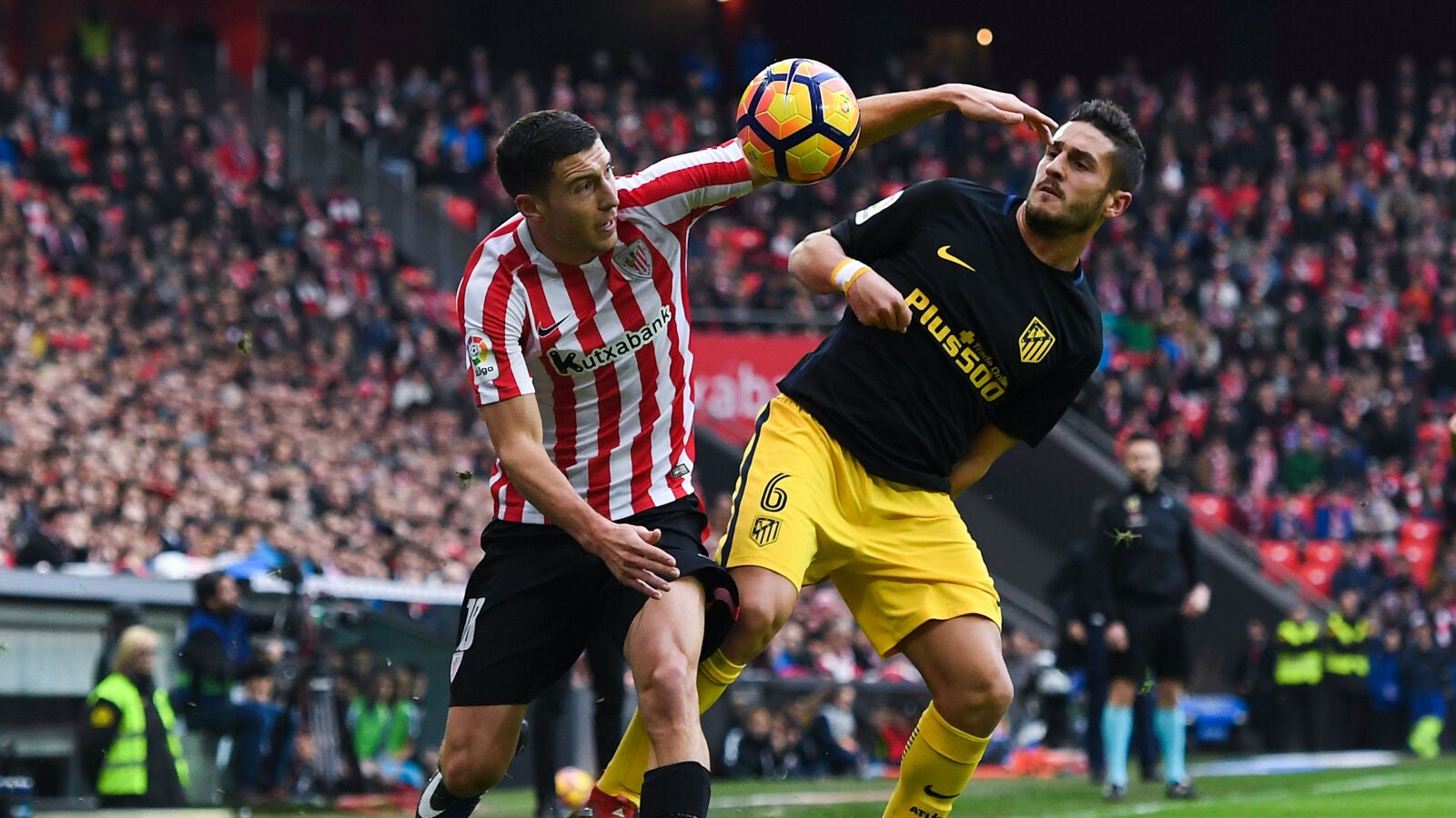 De Marcos y Koke luchan por la posesi&oacute;n del bal&oacute;n