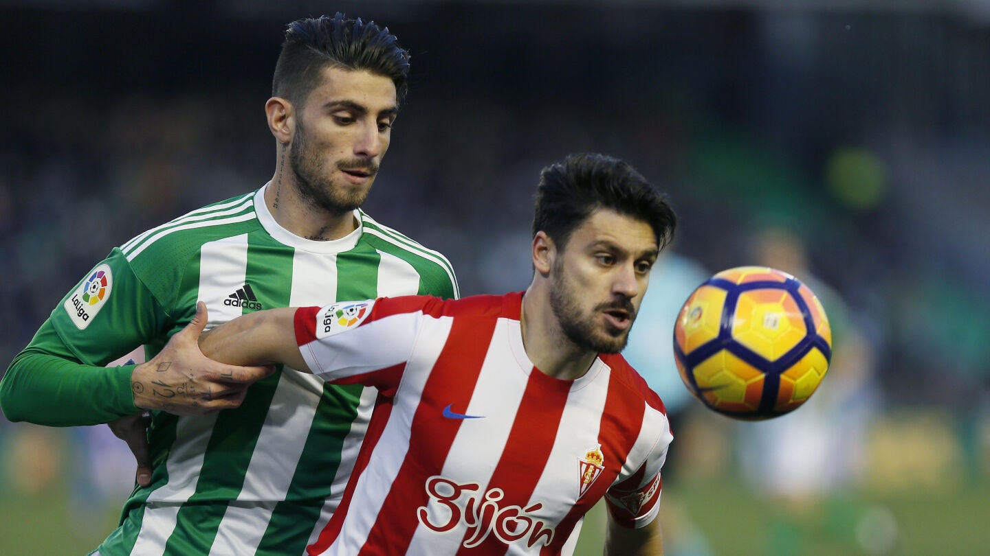 Piccini y Canella, durante el Betis - Sporting