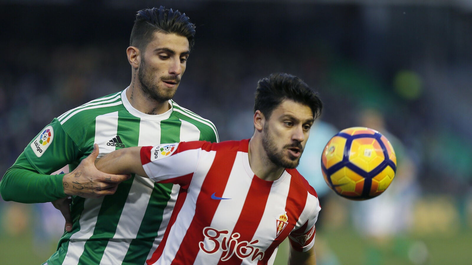 Piccini y Canella, durante el Betis - Sporting
