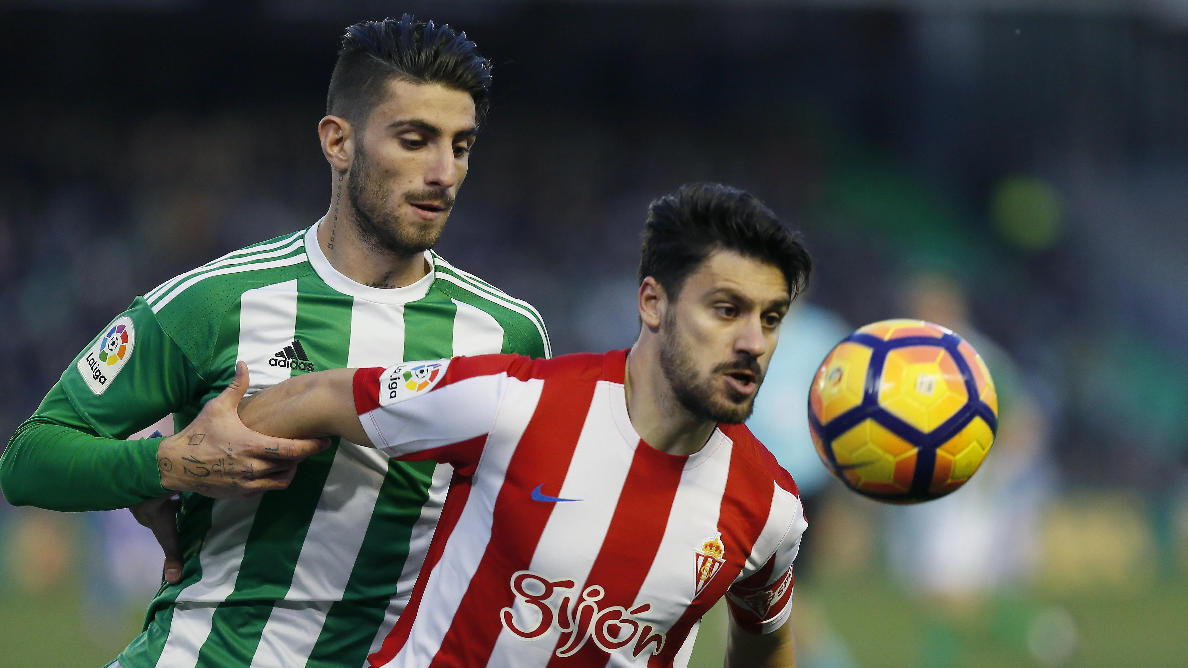 Piccini y Canella, durante el Betis - Sporting