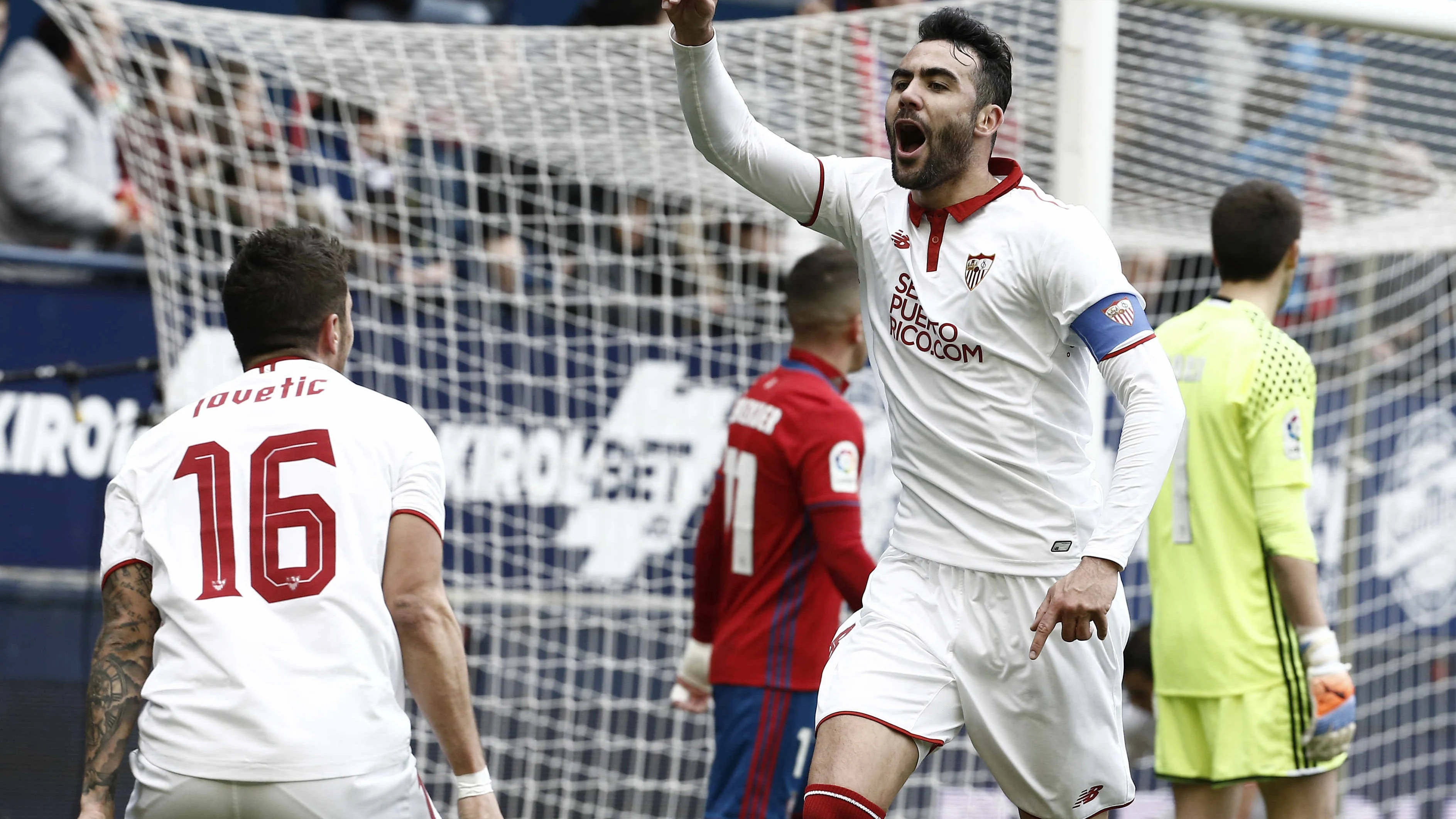 Vicente Iborra celebra uno de sus goles contra Osasuna